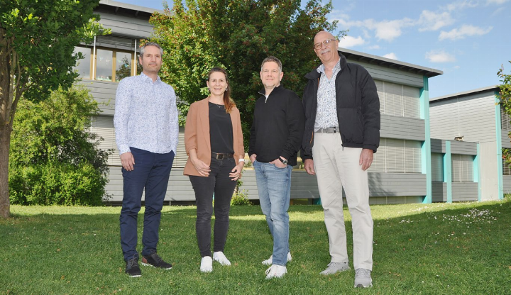 Sie werben für den Sanierungskredit und stehen bei Fragen zur Verfügung: Planer Severin Herrigel, Frau Gemeindeammann Simone Bertschi, Fabian Egger, Geschäftsleiter Schule und Gemeindeschreiber Donat Blunschi. Foto: ml