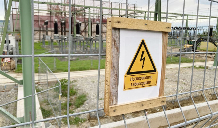 Das nationale Unterwerk Niederwil von Swissgrid. Von hier wird Strom über das lokale Elektrizitätsnetz in die Niederwiler Haushalte verteilt. Foto: mbe