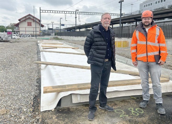 «Die Betonplatten sind gelegt. Ein erster Meilenstein ist erreicht», sagt Bauleiter Felipe Steinacher (rechts). Er steht neben Gemeindeammann Peter Wiederkehr in einer künftigen Bushaltebucht. Foto: hhs