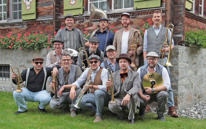 Im Festzelt wird ein vielfältiges Programm geboten. Highlight am Freitagabend: «Nostalgic Brass» mit ihrem Mix aus traditioneller Blasmusik, schwungvollem, modernem Brass-Sound, aber auch Rock und Pop-Klängen. Foto: zVg