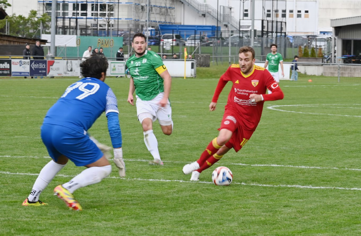 Mellingen-Captain Andy Etter (r.) lässt sich weder von Verteidiger Erzon Behluli (Mitte) noch von Torwart Cihan Ceylan aufhalten und macht mit seinem Treffer zum 3:0 den Sieg gegen Würenlingen perfekt. Foto: sl