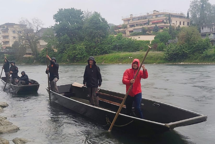 Stadtrat Silvan Herzig (r.) übt sich trotz Regenwetter im Stacheln. Foto: zVg