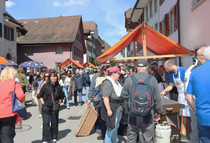 Bei bestem Wetter bereitete das Stöbern an den Ständen doppelt Spass.  Fotos: dg
