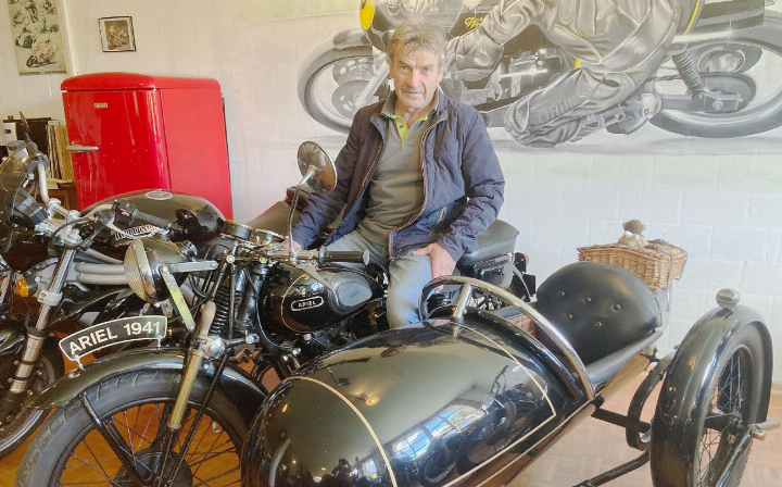 Guido Hufschmid auf einem seiner Oldtimer-Motorräder. Ein Töff der britischen Marke Ariel mit Seitenwagen aus dem Jahr 1941, den er restauriert hat. Foto: mbe Guido Hufschmid auf einem seiner Oldtimer-Motorräder. Ein Töff der britischen Marke Ariel mit Seitenwagen aus dem Jahr 1941, den er restauriert hat. Foto: mbe