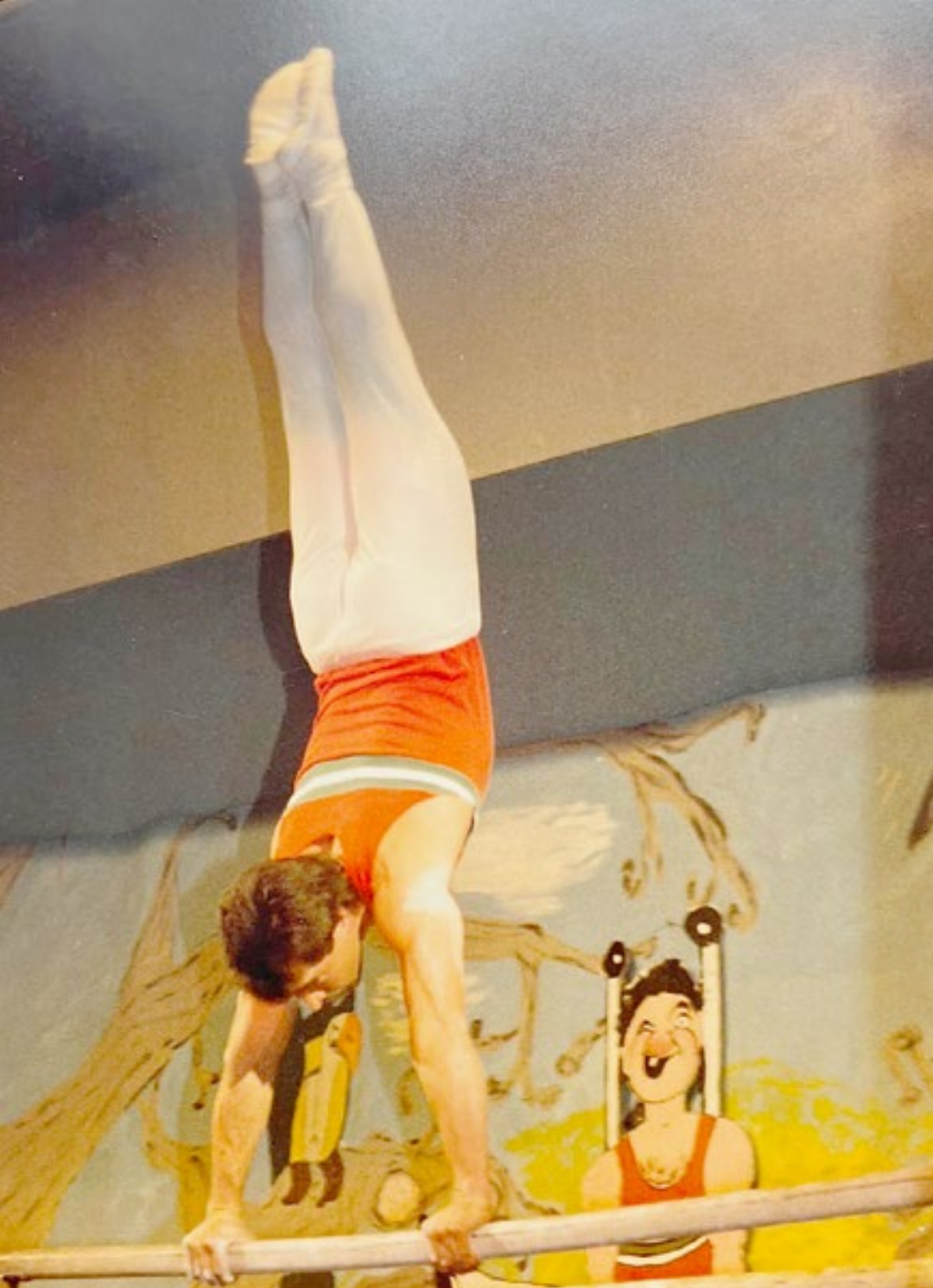 Hufschmid macht in jungen Jahren den Handstand auf einem Holmen. Hufschmid macht in jungen Jahren den Handstand auf einem Holmen.