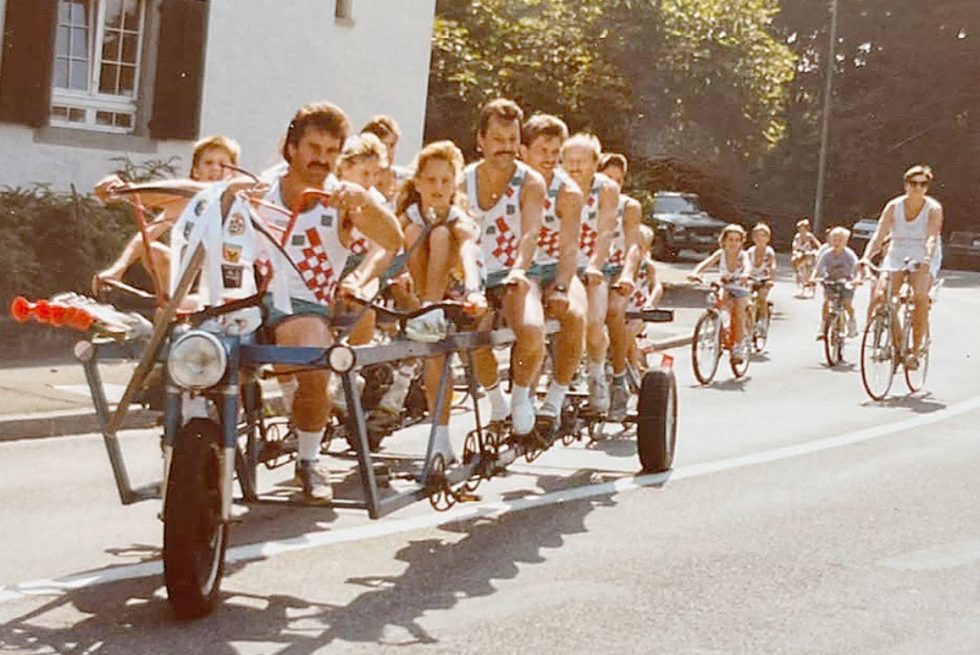 1978 fuhr der TV Niederwil mit dem selbst gebauten Tandem ans Eidgenössische Turnfest in Genf. Es war offiziell zugelassen mit der Nummer TVN1978. 1978 fuhr der TV Niederwil mit dem selbst gebauten Tandem ans Eidgenössische Turnfest in Genf. Es war offiziell zugelassen mit der Nummer TVN1978.