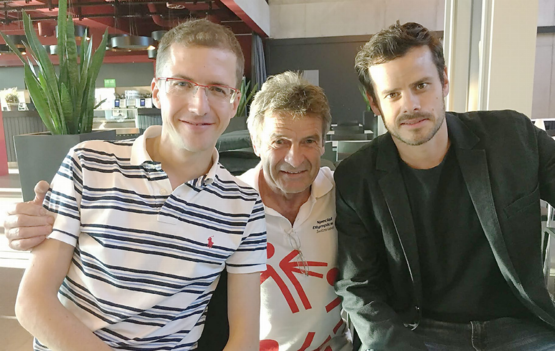 Guido Hufschmid nahm 2019 mit dem Behinderten-Sportclub Wohlen-Lenzburg an den Special Olympics Summer Game in Abu Dhabi teil und traf dort zwei Schweizer Spitzensportler. Skispringer Simon Ammann (l.) engagiert sich seit Jahren für Special Olympics, rechts der ehemalige Nati-Fussballer Tranquillo Barnetta, beide waren Botschafter des Anlasses, der rund 7500 Athletinnen und Athleten aus fast 200 Ländern vereinte. Fotos: zVg Guido Hufschmid nahm 2019 mit dem Behinderten-Sportclub Wohlen-Lenzburg an den Special Olympics Summer Game in Abu Dhabi teil und traf dort zwei Schweizer Spitzensportler. Skispringer Simon Ammann (l.) engagiert sich seit Jahren für Special Olympics, rechts der ehemalige Nati-Fussballer Tranquillo Barnetta, beide waren Botschafter des Anlasses, der rund 7500 Athletinnen und Athleten aus fast 200 Ländern vereinte. Fotos: zVg