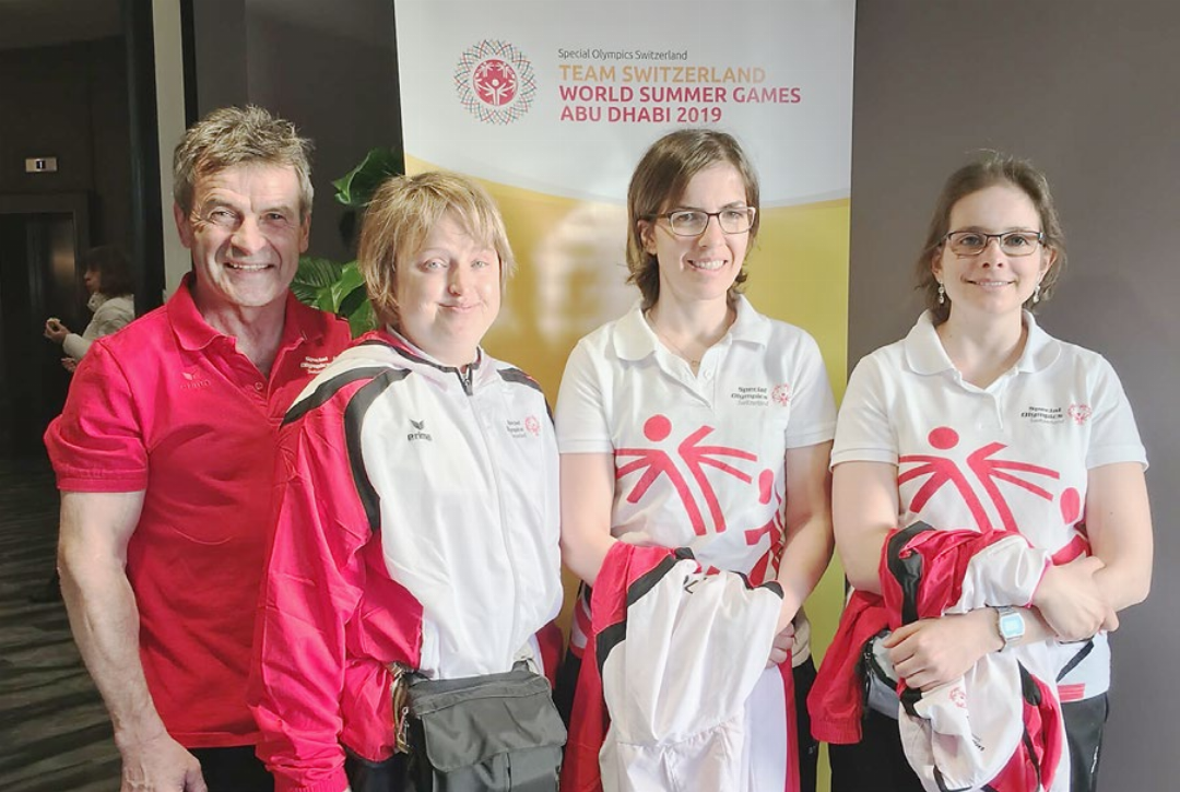 Schwimm-Trainer Hufschmid mit dem Schweizer Team in Abu Dhabi: Elke Lindig, Elhome Elshani und Sophia Hütter (v. l.). Schwimm-Trainer Hufschmid mit dem Schweizer Team in Abu Dhabi: Elke Lindig, Elhome Elshani und Sophia Hütter (v. l.).
