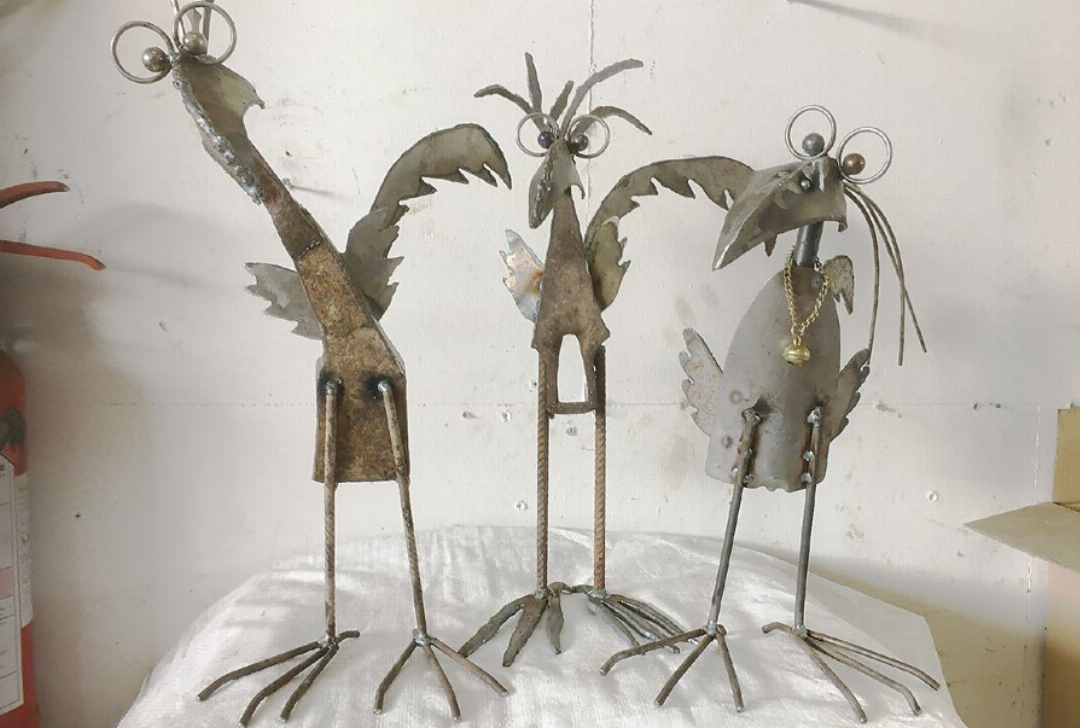 Wenn er nicht gerade auf dem Feld oder in einem seiner Betriebe arbeitet, schafft Guido Hufschmid fantasievolle Kunstwerke wie diese Vögel. Wenn er nicht gerade auf dem Feld oder in einem seiner Betriebe arbeitet, schafft Guido Hufschmid fantasievolle Kunstwerke wie diese Vögel.