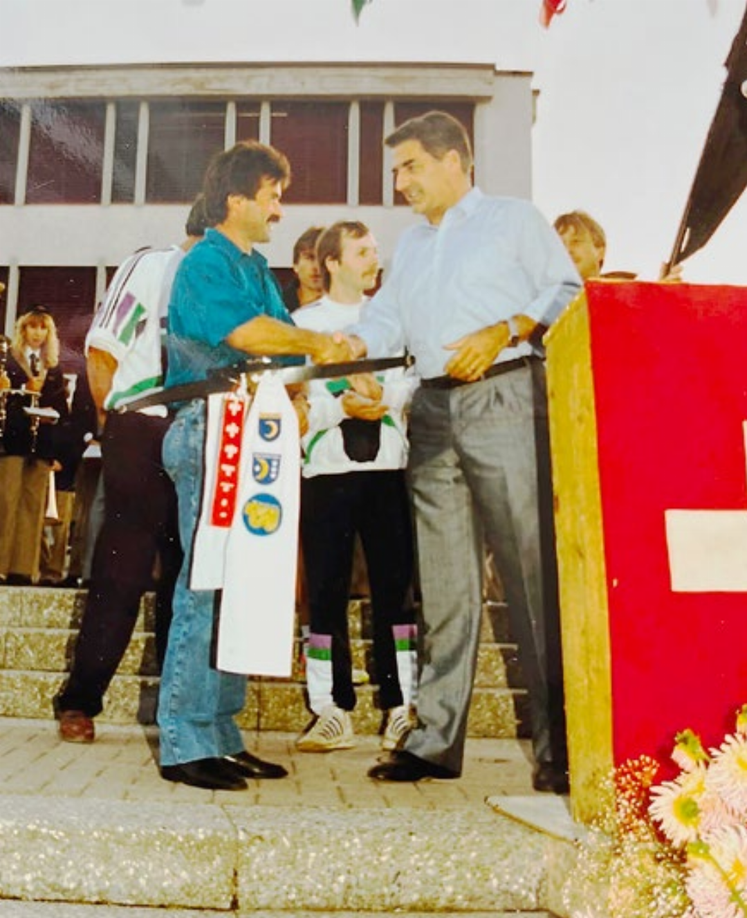 1991 mit dem damaligen Gemeindeammann Joseph Hubschmid nach dem Weltrekord im Trampolinspringen. 1991 mit dem damaligen Gemeindeammann Joseph Hubschmid nach dem Weltrekord im Trampolinspringen.