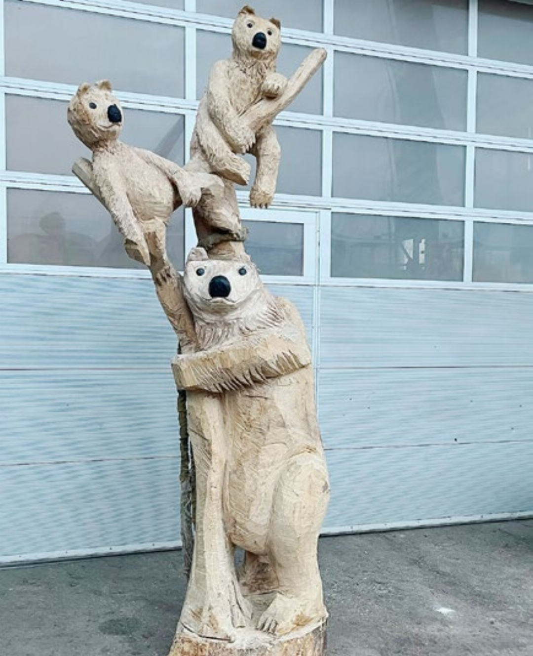 Diese Skulptur schuf Hufschmid für einen Mann im Schwarzwald, der am Bärenweg wohnt. Diese Skulptur schuf Hufschmid für einen Mann im Schwarzwald, der am Bärenweg wohnt.