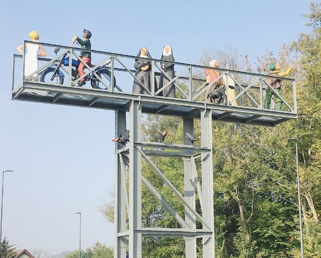 Erinnerung an die Gnadenthaler Eisenbrücke über die Reuss: Die bekannte Skulpturengruppe beim Kreisel in Tägerig, welche Guido und Martin Hufschmid schufen. Erinnerung an die Gnadenthaler Eisenbrücke über die Reuss: Die bekannte Skulpturengruppe beim Kreisel in Tägerig, welche Guido und Martin Hufschmid schufen.