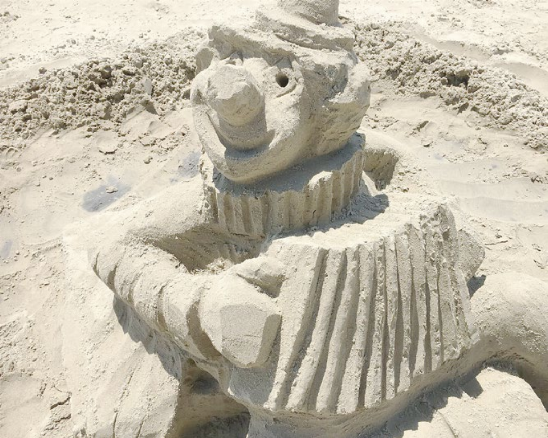 Immer aktiv und kreativ: Auch in den jährlichen Ferien am Meer in Italien ist Guido Hufschmid kreativ und baut lieber Sandfiguren statt lange in der Sonne zu liegen. Immer aktiv und kreativ: Auch in den jährlichen Ferien am Meer in Italien ist Guido Hufschmid kreativ und baut lieber Sandfiguren statt lange in der Sonne zu liegen.