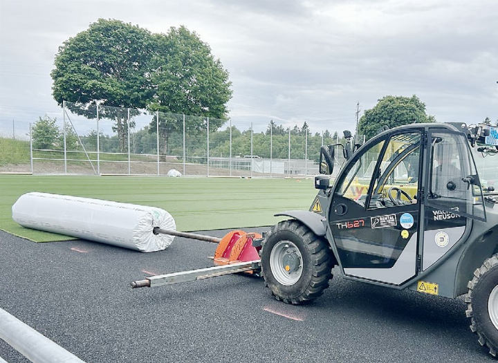 Rolle für Rolle wird der Kunstrasen im Stadion Esp verlegt. Die Arbeiter des beauftragten Unternehmens leisteten am Dienstag sogar Überstunden. Foto: hhs