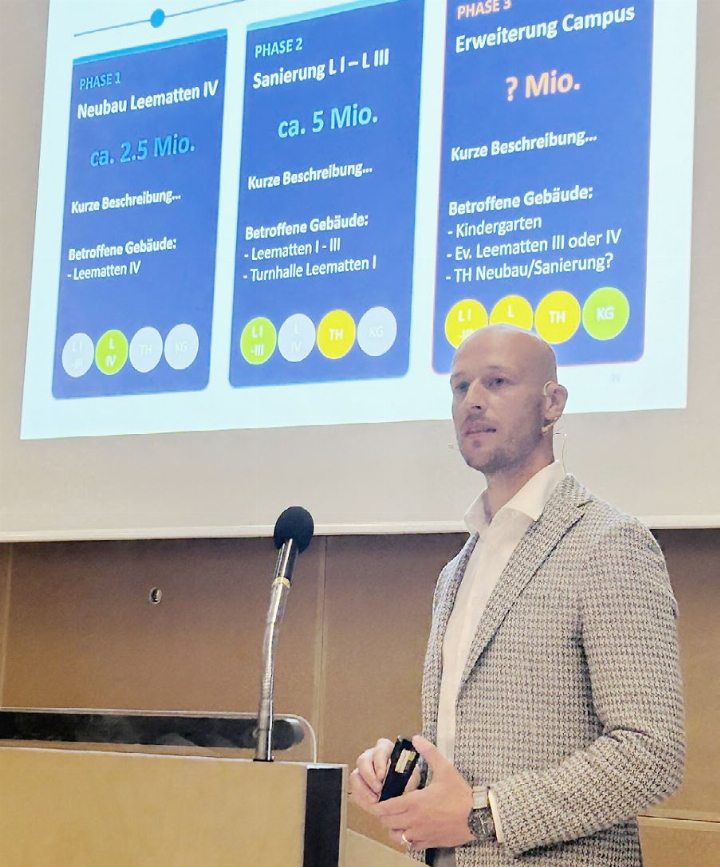 Gemeinderat Diego Sandmeier erläutert die Investitionen für die Weiterentwicklung der Schulraumplanung in drei Phasen. Foto: hhs
