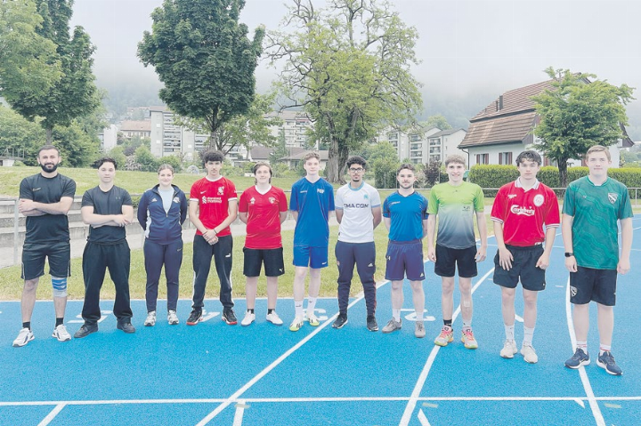 Die regionalen Neuen: Dijana Islamaj (FC Niederwil, 3. v. l.), Mirco Kocis (FC Mellingen, 5. v. l.) und Dominik Buchmüller (FC Fislisbach, 6. v. l.). Foto: zVg