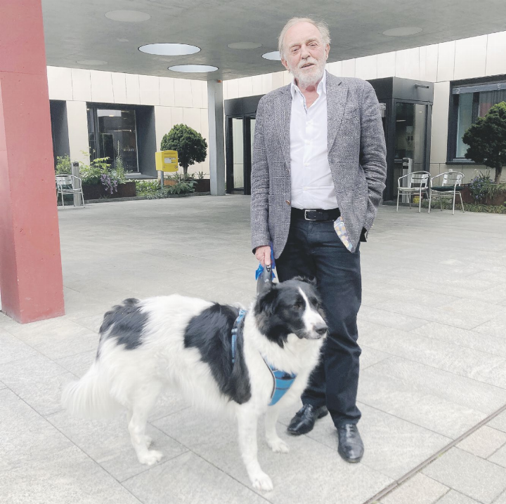 Urs Bosisio mit seinem weiblichen Border Collie-Mischling Palina vor dem Haupteingang des Reussparks. An der Mitgliederversammlung des Vereins Gnadenthal wird der abtretende Direktor offiziell verabschiedet. Foto: mbe Urs Bosisio mit seinem weiblichen Border Collie-Mischling Palina vor dem Haupteingang des Reussparks. An der Mitgliederversammlung des Vereins Gnadenthal wird der abtretende Direktor offiziell verabschiedet. Foto: mbe