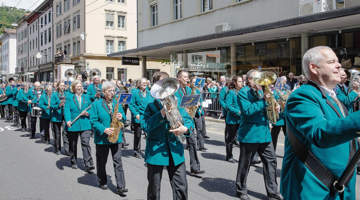 Die Harmoniemusik Rohrdorf spielt am Paradewettbewerb in den Strassen von Biel und wurde vom Publikum angefeuert. Fotos: zVg