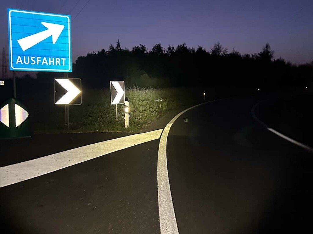 Die Ausfahrt. Die Tafel liegt hinten in der Wiese. Foto: Kapo AG Die Ausfahrt. Die Tafel liegt hinten in der Wiese. Foto: Kapo AG