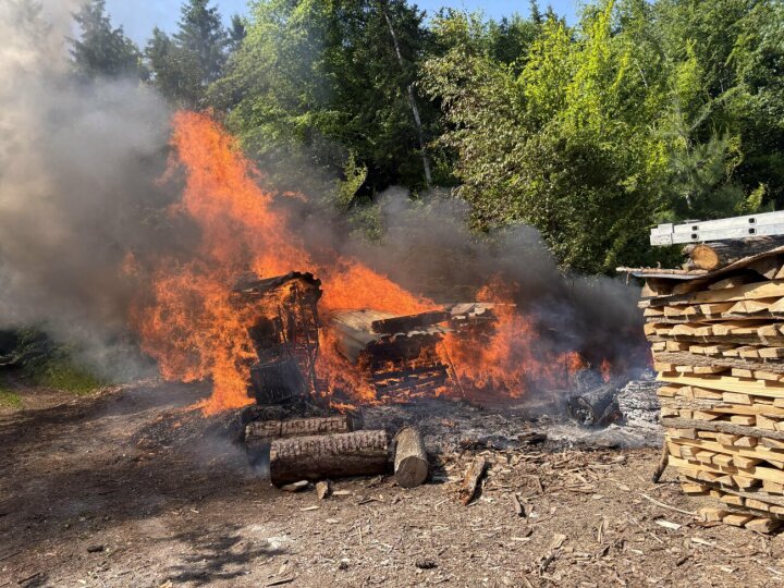 Die Holzbeige im Vollbrand: Foto: Kapo AG Die Holzbeige im Vollbrand: Foto: Kapo AG