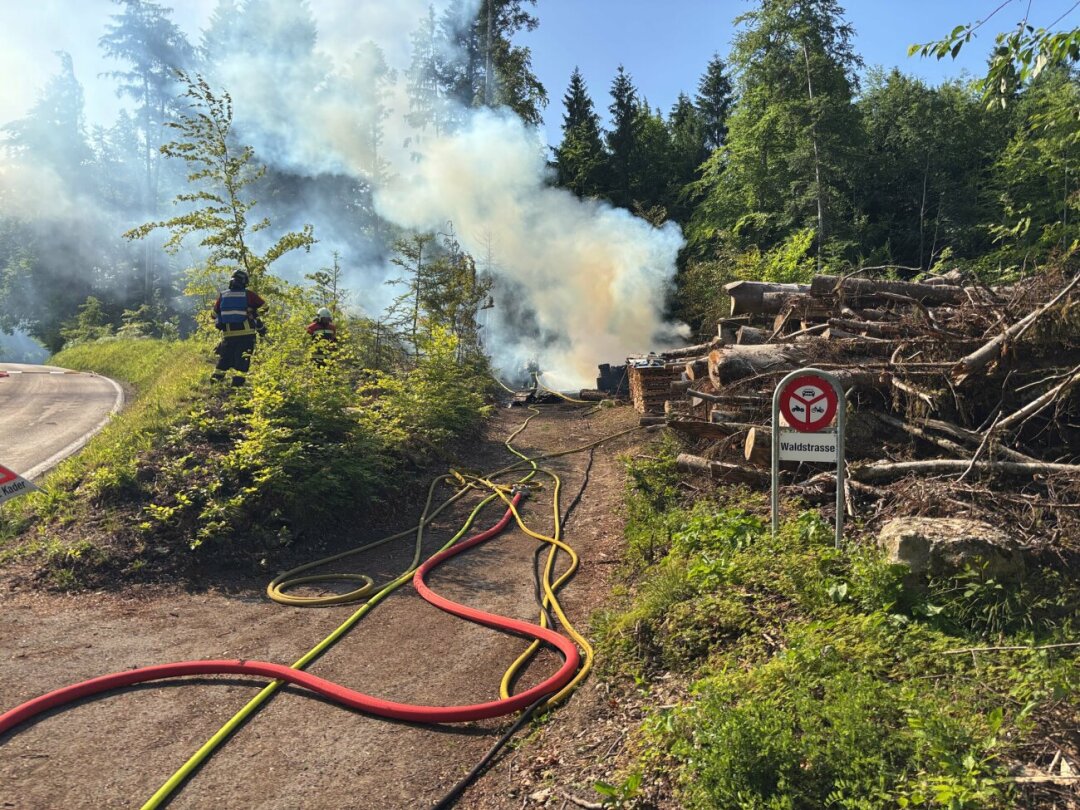 Die Feuerwehr Niederwil-Fischbach-Göslikon brachte das Feuer rasch unter Kontrolle. Foto: Kapo AG Die Feuerwehr Niederwil-Fischbach-Göslikon brachte das Feuer rasch unter Kontrolle. Foto: Kapo AG