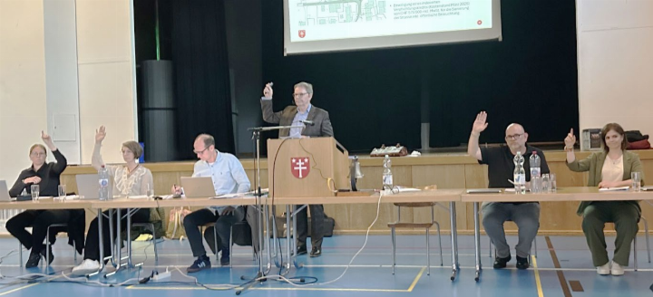 Alle Traktanden brachte der Stetter Gemeinderat (Bild) durch. Unter «Verschiedenes» folgten Infos.
Foto: dg Alle Traktanden brachte der Stetter Gemeinderat (Bild) durch. Unter «Verschiedenes» folgten Infos.
Foto: dg