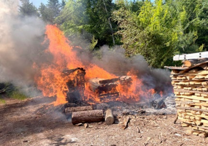 Holzbeige in Vollbrand. Foto: Kapo