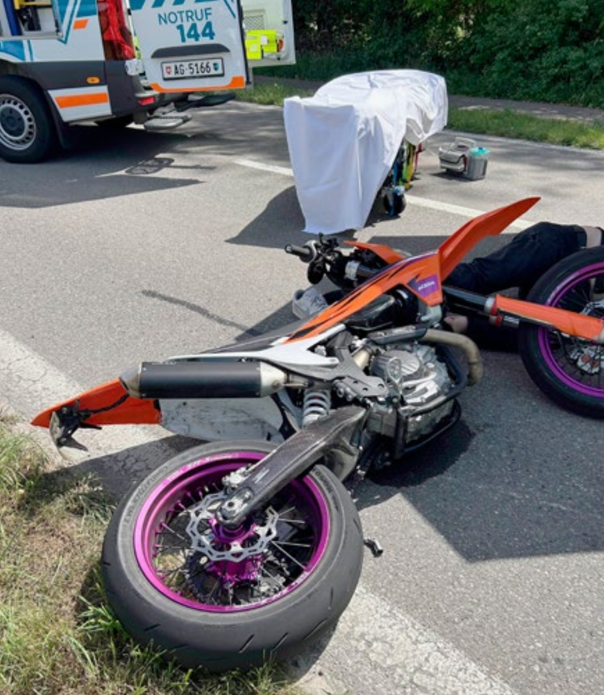 Mellingen - Bei Motorrad-Sturz verletzt - Das Bild wird blockiert. – Möglicherweise durch einen aktiven Adblocker.