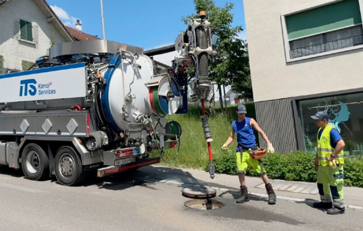 Mit Drehkopfdüse wird Hauptleitung gereinigt. Foto: dg