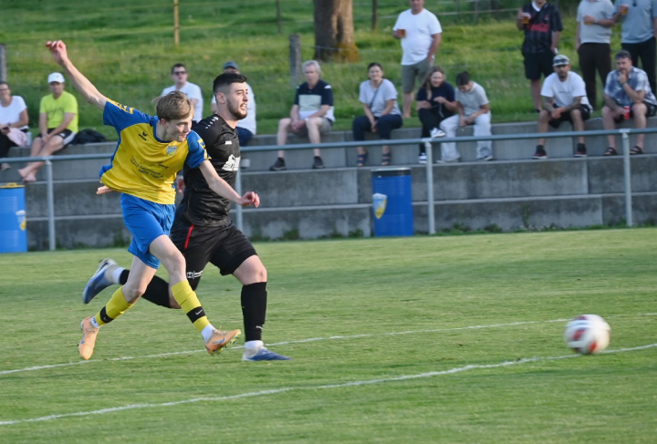 Tägerigs Gennaro Tovagliaro (l.) liess sich auf seinem Weg zum 1:0 von nichts und niemandem bremsen. Foto: sl