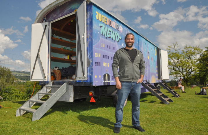 Marvin Kingsley, Leiter der Jugendarbeit MeWo, fing vor zehn Jahren ganz alleine an. Heute leitet er ein dreiköpfiges Team. Ein Highlight der letzten Jahre: «Bob der Bauwagen», mit dem die mobile Jugendarbeit begann. Foto: ml Marvin Kingsley, Leiter der Jugendarbeit MeWo, fing vor zehn Jahren ganz alleine an. Heute leitet er ein dreiköpfiges Team. Ein Highlight der letzten Jahre: «Bob der Bauwagen», mit dem die mobile Jugendarbeit begann. Foto: ml