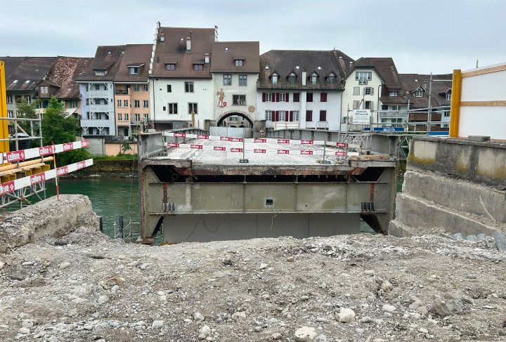 Das Widerlager auf der Seite des Zentralplatzes wurde diese Tage abgebrochen. Die Reussbrücke ist jetzt deshalb «abgeschnitten» vom Ufer. Auf der Altstadtseite muss das Widerlager nicht zurückgebaut werden. Foto: bn
