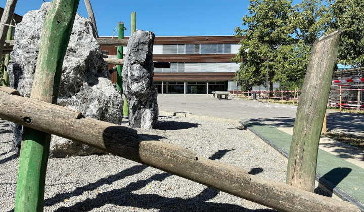 Am Mittwochnachmittag kam es bei der Schulanlage zu einem Vorfall. Ein Mann belästigte Kinder. Foto: zVg Am Mittwochnachmittag kam es bei der Schulanlage zu einem Vorfall. Ein Mann belästigte Kinder. Foto: zVg