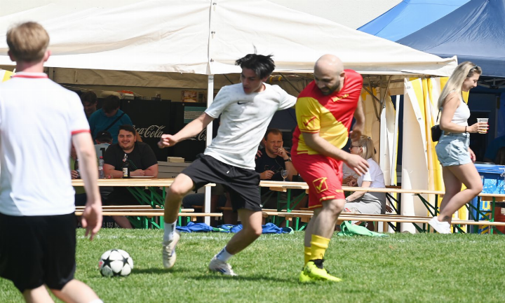 Der FC Rohrdorferberg (Spieler rechts) hat zwar keinen Pokal geholt, aber das Grümpi war ein Fussballfest. Foto: sl