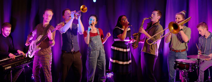 Das Oktett Macaloosa verleiht Klassikern von Stevie Wonder bis Ella Fitzgerald einen modernen, eigenen Anstrich. Am 6. Juni treten die acht Musikerinnen und Musiker in der Alten Trotte in Birmenstorf auf. Foto: zVg