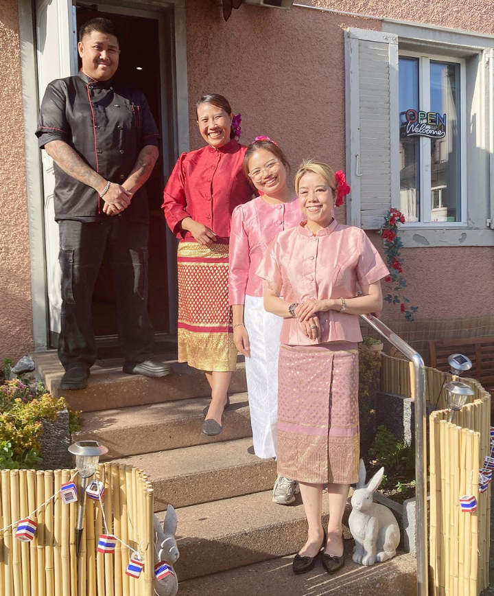 Dieses neue Team empfängt die Gäste: Executive Chef Punyawad Srithahan, seine Mutter und Inhaberin Tatriya Srithahan, seine Freundin Singkaew Ketsirinat und die Geschäftsführerin, Nency Vanitchaidilox (v. l.). Foto: mbe