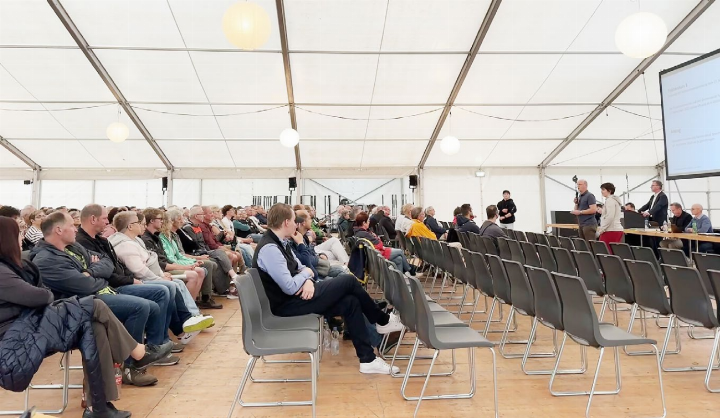 Die Sommer-Gmeind von Künten fand im Festzelt statt. Die Anwesenden sagten Ja zum Reusssteg. Foto: dg