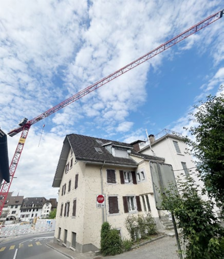 Der Turmdrehkran ist 35 Meter hoch, der Ausleger 70 Meter lang.