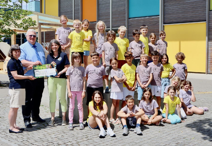 Links Co-Schulleiterin Maria Gschwend, Silvère Dagelet, Vertretung der Agentur Helvetia Baden sowie Ursula Rothenfluh (Sponsoring OK-Dorffest) zusammen mit Primarschülerinnen und -schülern der 2. und 3. Klasse. Foto: dg