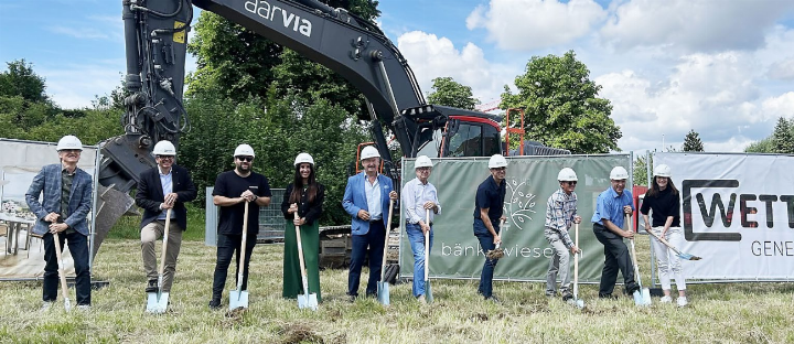 René Laube (Coop), Philip Doka (Immobilien Wetter AG), Sandro, Valentina, Hans Peter und Heinz Wetter (alle Bauherrschaft), Maurizio De Santis, Emanuel Schoop (Architekten), Thomas Heimgartner (Gemeindeammann Oberrohrdorf) und Andrea Bihr (Vermarktung Markstein) (v. l. n. r.). Foto: hhs