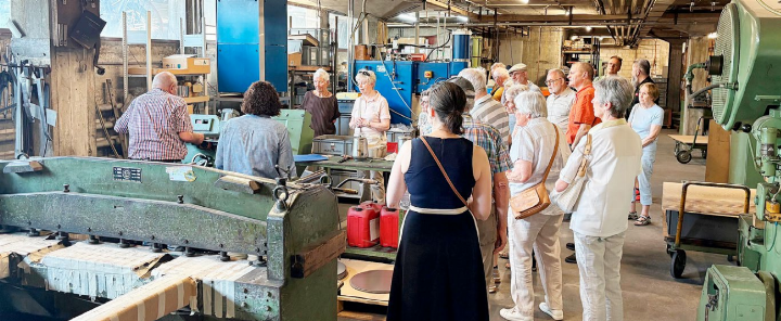 Am Rundgang durch das Familienunternehmen Noser-Inox an der Badenerstrasse in Oberrohrdorf. Foto: zVg