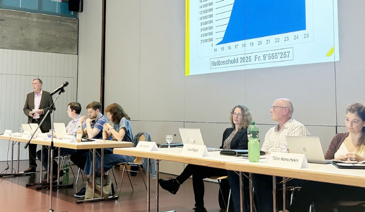 Ammann Peter Wiederkehr (l.) erläutert die Rechnung 2025. Foto: hhs