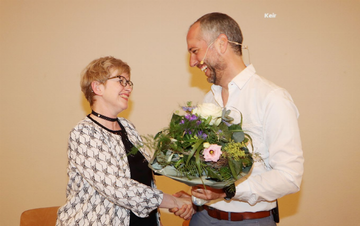Präsident Lukas Fus gratulierte Geschäftsführerin Claudia Wippl zu ihrem 10-Jahre-Jubiläum. Foto: dg
