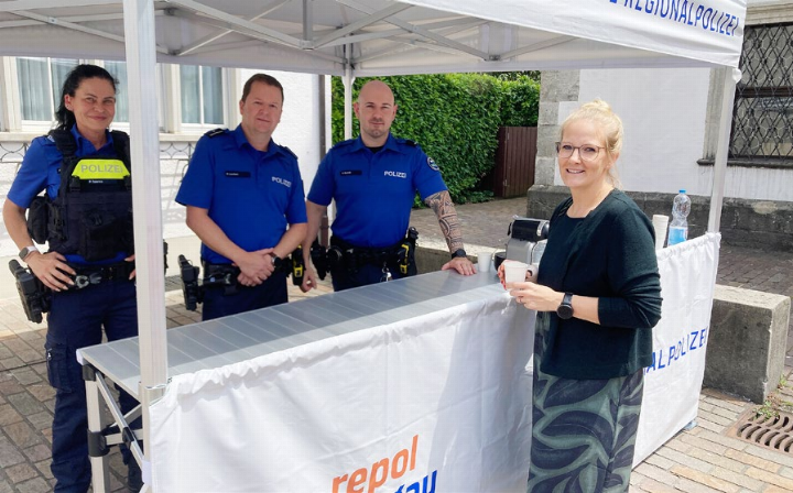 Anja Siegrist (r.) vom Betreibungsamt trinkt ein Kafi mit der Polizei. Patrizia Talerico, Repol-Chef Roger Lenherr und Reto Bonello (v. l.) unter dem Zelt, mit dem die Regionalpolizei Rohrdorferberg-Reusstal auf Tour geht. Foto: mbe