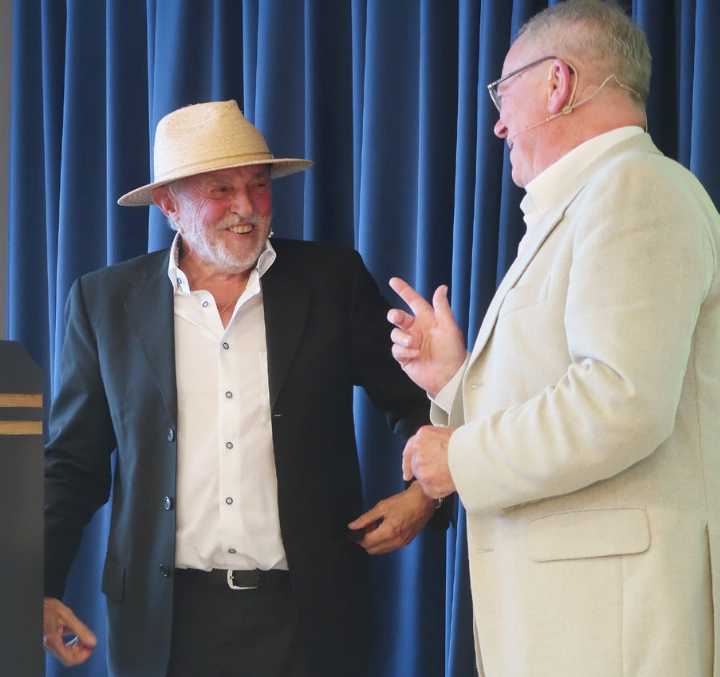Reusspark-Direktor Urs Bosisio (links) geht zwar erst Ende Monat in Pension. Doch der ebenfalls abtretende Vereinspräsident Kurt Notter (r.) überreichte ihm bereits ein Präsent, einen sogenannten Gnadenthaler Hut. Fotos: mbe