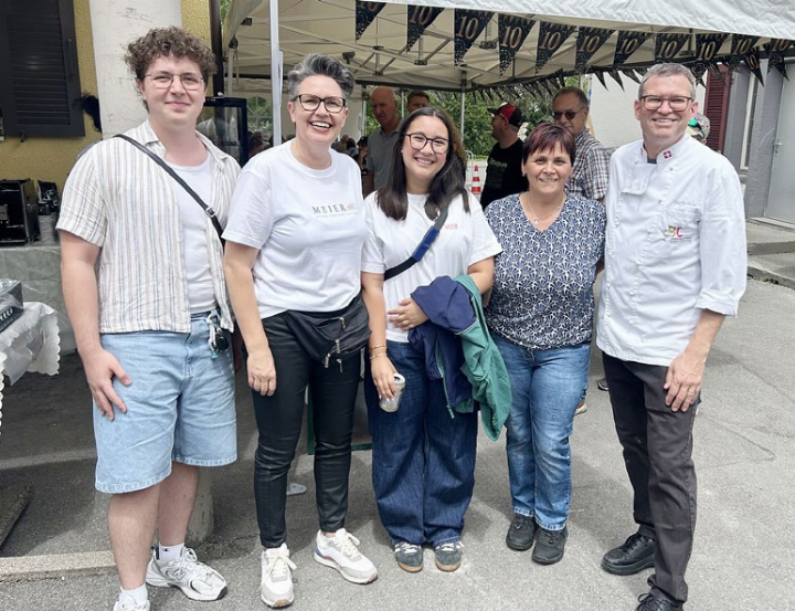 Manuela und Martin Meier (ganz recht) beim Jubiläumsfest.