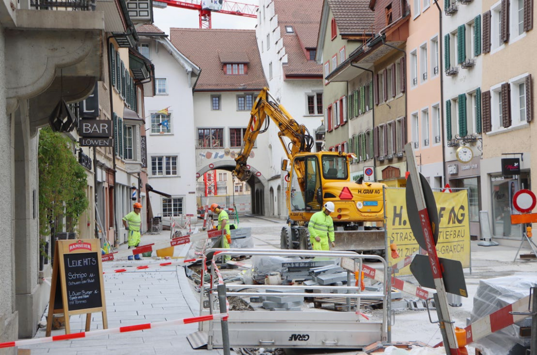Der Zugang zum Restaurant Löwen an der Hauptgasse ist im Moment nur über einen provisorischen Steg mitten durch die Baustelle erreichbar. Die Gäste sind gefordert. Der Zugang zum Restaurant Löwen an der Hauptgasse ist im Moment nur über einen provisorischen Steg mitten durch die Baustelle erreichbar. Die Gäste sind gefordert.