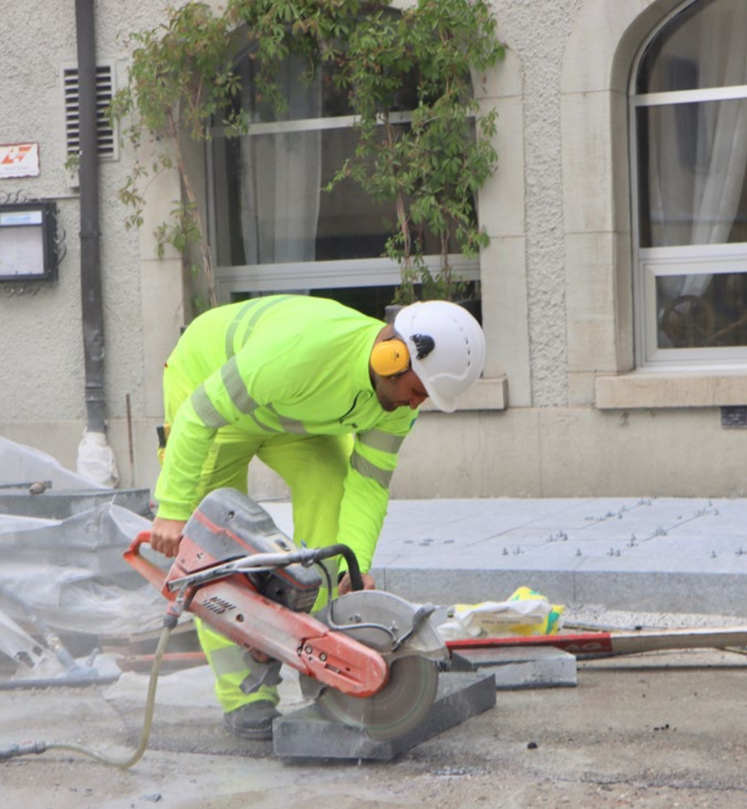 Wegen des nicht geraden Verlaufs der Gasse, müssen Platten auch zugeschnitten werden. Das sorgt für Lärm. Wegen des nicht geraden Verlaufs der Gasse, müssen Platten auch zugeschnitten werden. Das sorgt für Lärm.