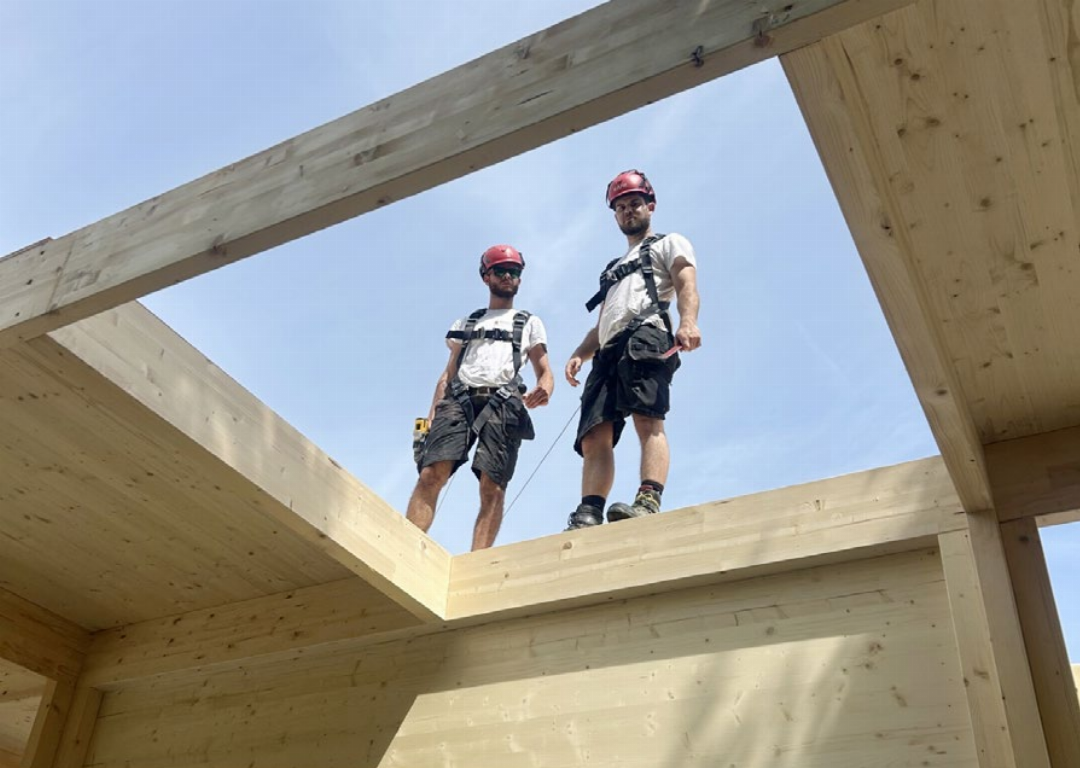 Die Mitarbeiter der Firma Peterhans Schibli kümmern sich, gut gesichert, am Montagmorgen um den Rückbau der Holzkonstruktion der «Musiglaube». Die Mitarbeiter der Firma Peterhans Schibli kümmern sich, gut gesichert, am Montagmorgen um den Rückbau der Holzkonstruktion der «Musiglaube».