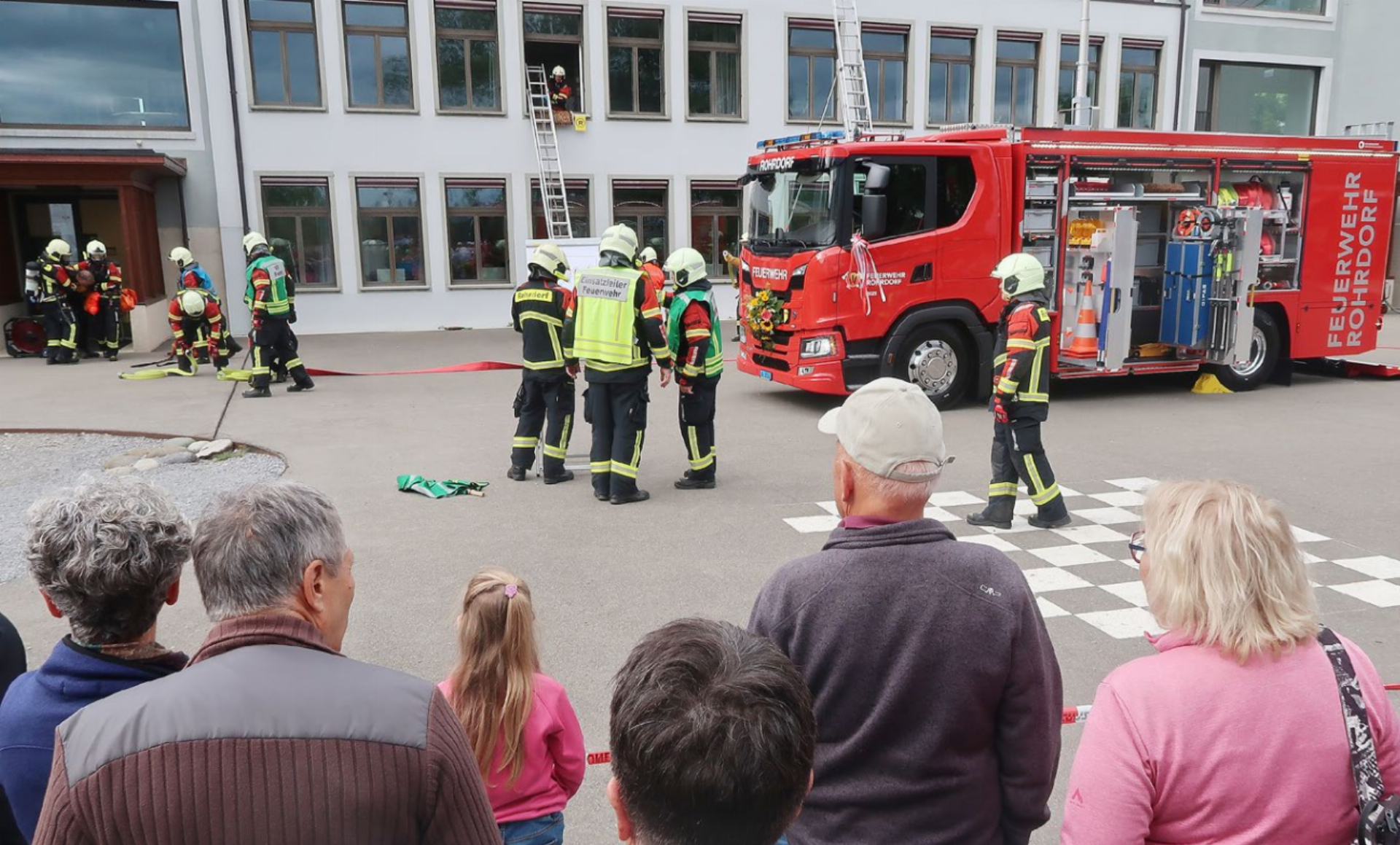 Ein Brandszenario im Schulhaus geübt - Das Bild wird blockiert. – Möglicherweise durch einen aktiven Adblocker.